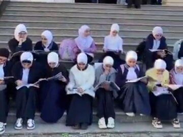Video| 
Pag-aaral ng mga mag-aaral na may hijab sa likod ng mga saradong pinto