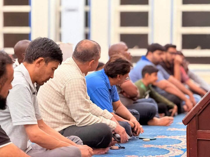 تقرير مصور/ جمعية "خوجا شيعة إثنا عشري" (KSIJ) تعقد درساً أسبوعياً في الفقه الإسلامي حول أحكام الأكل والشرب في أوغندا