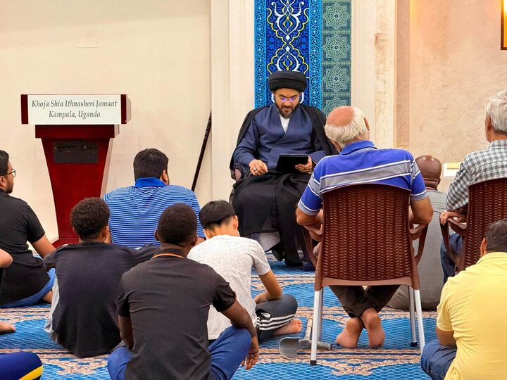 تقرير مصور/ جمعية "خوجا شيعة إثنا عشري" (KSIJ) تعقد درساً أسبوعياً في الفقه الإسلامي حول أحكام الأكل والشرب في أوغندا