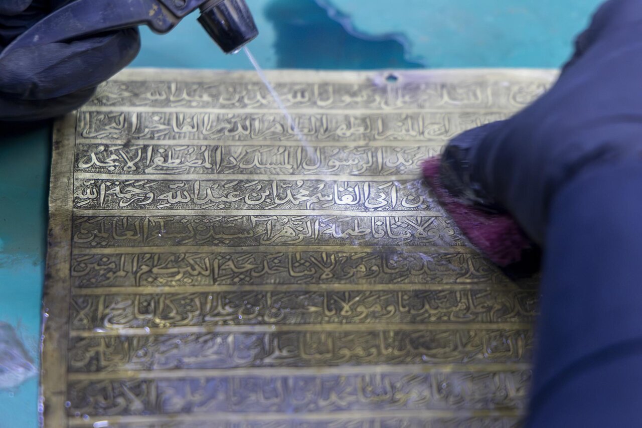 Al-Kafeel Museum completes the maintenance of a copper mural engraved with the visit of the Prophet