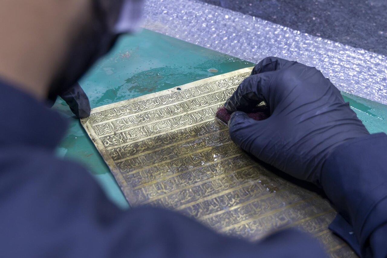 Al-Kafeel Museum completes the maintenance of a copper mural engraved with the visit of the Prophet