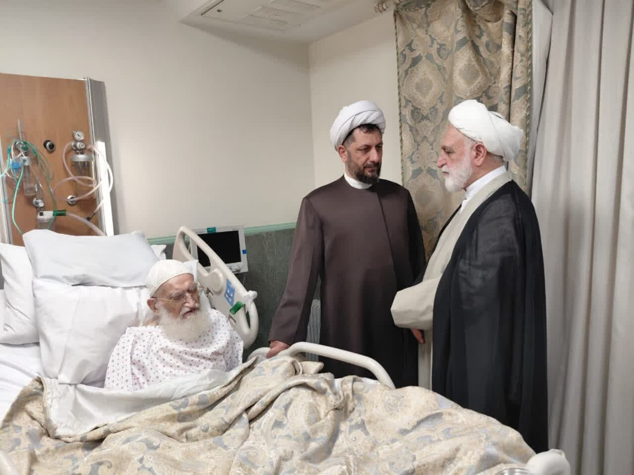 زيارة رئيس السلطة القضائية لآية الله نوري الهمداني في المستشفى