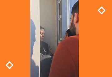 Видео \ Руһани Сејјид Шәһадәт Аға Шәһид Анаыны тәһгир едән габилијјәтсиз мүдирә гаршысында мүдафиә етди