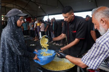 Galeri Foto: Antrian 12 Jam Demi Sesuap Nasi di Gaza