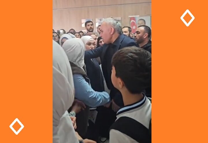 Видео \ Директор “Һиҹабсыз тәләбәләр дәрсә ҝәлсин!” демәклә өзүнү биабыр етди