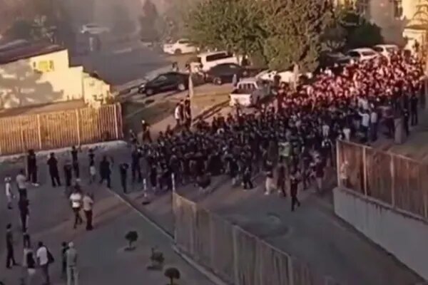 Dezenas de pessoas são presas enquanto azerbaijanos protestam contra restrições ao hijab nas escolas