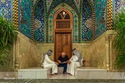 تقرير مصور/ فنان إيراني يهدي أعماله للزائراين في حرم أبي الفضل العباس(ع) بمدينة كربلاء