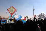 تقرير مصور/ أطفال إيرانيون يطلقون طائرات ورقية تخليداً لذكرى الأطفال الشهداء في غزة وميناب