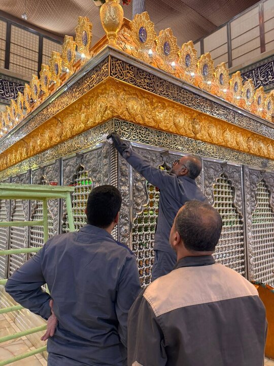 تقرير مصور/ العتبة العباسية تجري صيانة على شباك ومقام "صافي صفا اليماني" في النجف الأشرف