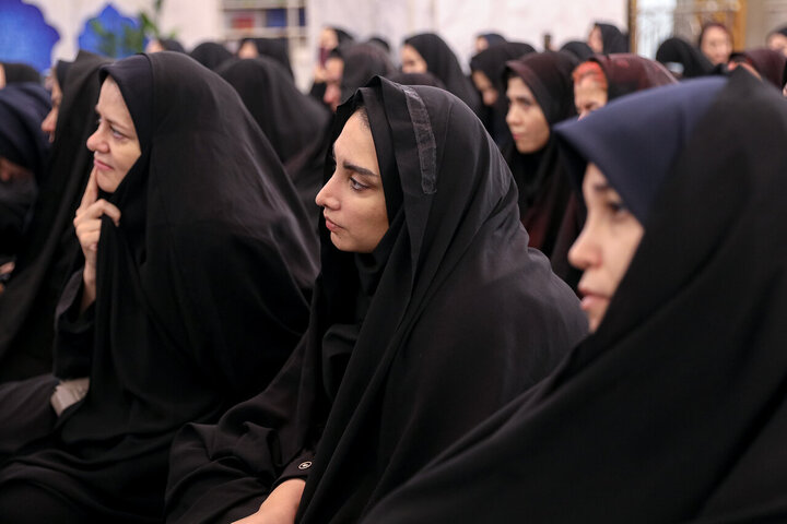 تقرير مصور/ الكادر التمريضي يزور مرقد الإمام الرضا (ع) لتجديد العهد على خط الشهيد الإمام (الخامنئي"