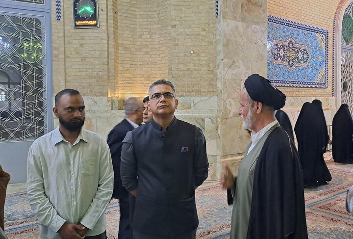 آشنایی سفیر هندوستان با فضای معنوی بارگاه ملکوتی کریمه اهل بیت(ع)
