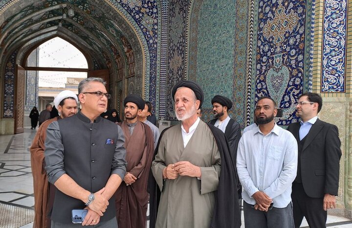 آشنایی سفیر هندوستان با فضای معنوی بارگاه ملکوتی کریمه اهل بیت(ع)