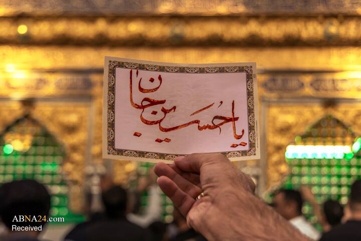 تقرير مصور/ فنان إيراني يهدي أعماله للزائراين في حرم أبي الفضل العباس (ع) بمدينة كربلاء