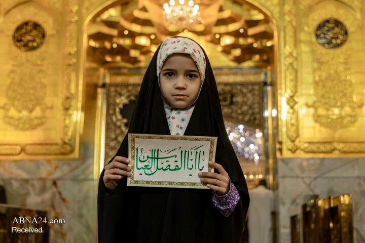 تقرير مصور/ فنان إيراني يهدي أعماله للزائراين في حرم أبي الفضل العباس (ع) بمدينة كربلاء