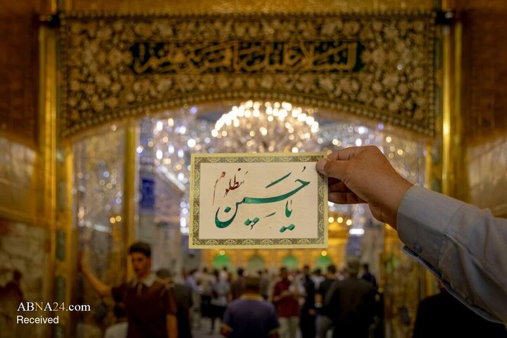 تقرير مصور/ فنان إيراني يهدي أعماله للزائراين في حرم أبي الفضل العباس (ع) بمدينة كربلاء