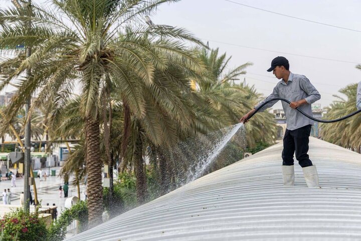 تقرير مصور/ كوادر العتبة العباسية المقدسة تنظف الهياكل المغطاة في ساحة "بين الحرمين"
