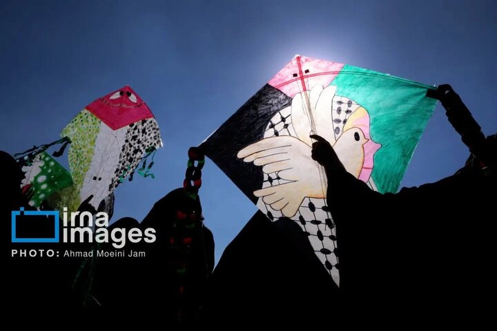 تقرير مصور/ أطفال إيرانيون يطلقون طائرات ورقية تخليداً لذكرى الأطفال الشهداء في غزة وميناب