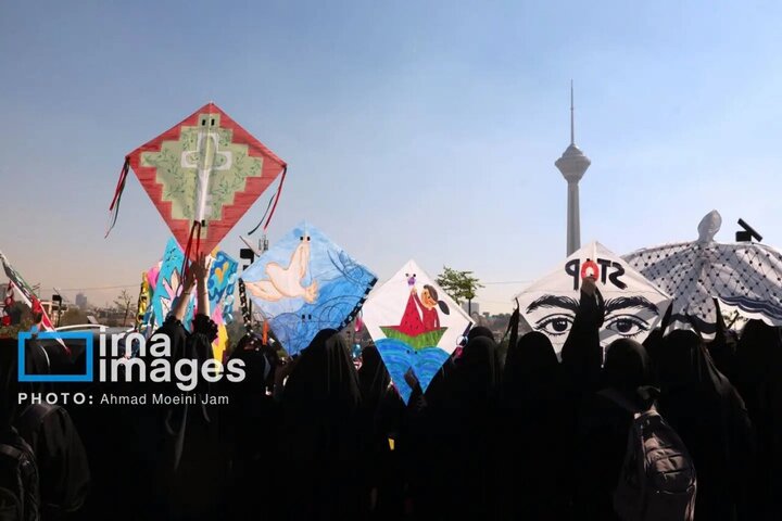 تقرير مصور/ أطفال إيرانيون يطلقون طائرات ورقية تخليداً لذكرى الأطفال الشهداء في غزة وميناب
