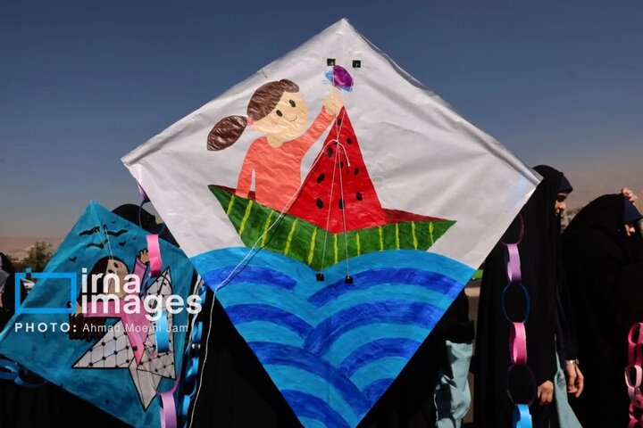 تقرير مصور/ أطفال إيرانيون يطلقون طائرات ورقية تخليداً لذكرى الأطفال الشهداء في غزة وميناب