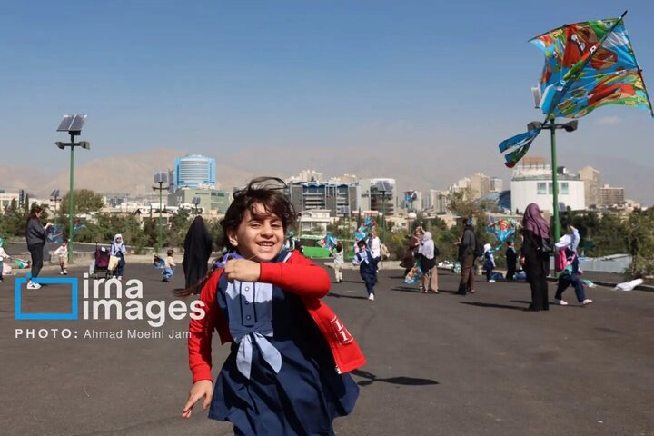 تقرير مصور/ أطفال إيرانيون يطلقون طائرات ورقية تخليداً لذكرى الأطفال الشهداء في غزة وميناب