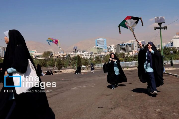 تقرير مصور/ أطفال إيرانيون يطلقون طائرات ورقية تخليداً لذكرى الأطفال الشهداء في غزة وميناب