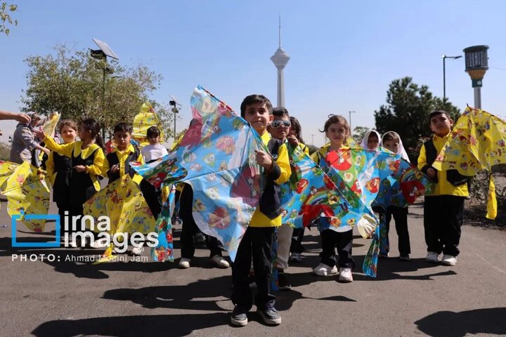 تقرير مصور/ أطفال إيرانيون يطلقون طائرات ورقية تخليداً لذكرى الأطفال الشهداء في غزة وميناب