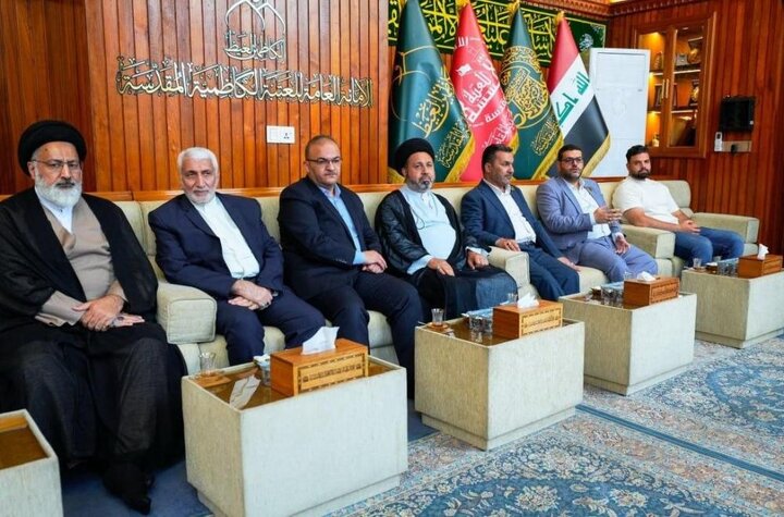 تقرير مصور/ إهداء مؤلّفات المحقّق النائينيّ إلى العتبات المقدّسة ومراكز البحوث التخصّصيّة