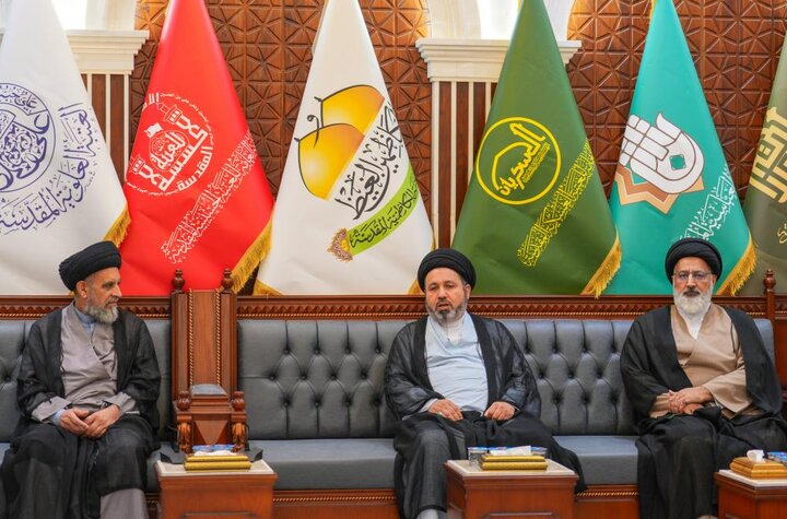 تقرير مصور/ إهداء مؤلّفات المحقّق النائينيّ إلى العتبات المقدّسة ومراكز البحوث التخصّصيّة