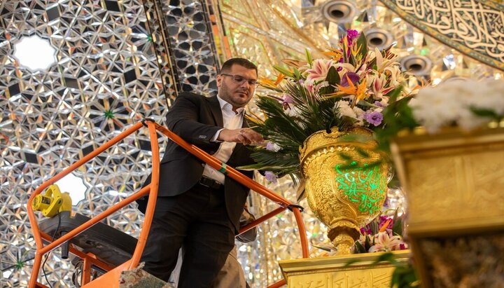 تقرير مصور/  تزيين ضريح الإمام الحسين (ع) بالورود مع ذكرى ولادة السيدة زينب الكبرى (ع)