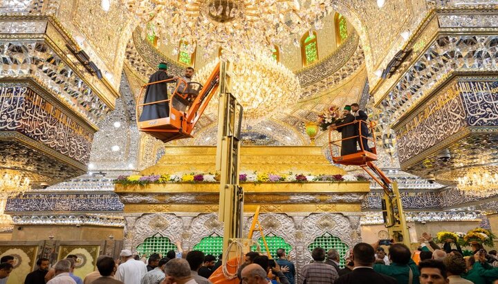 تقرير مصور/  تزيين ضريح الإمام الحسين (ع) بالورود مع ذكرى ولادة السيدة زينب الكبرى (ع)