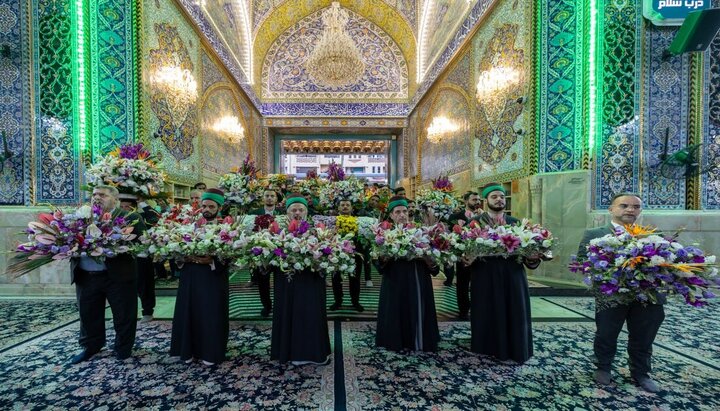 تقرير مصور/  تزيين ضريح الإمام الحسين (ع) بالورود مع ذكرى ولادة السيدة زينب الكبرى (ع)