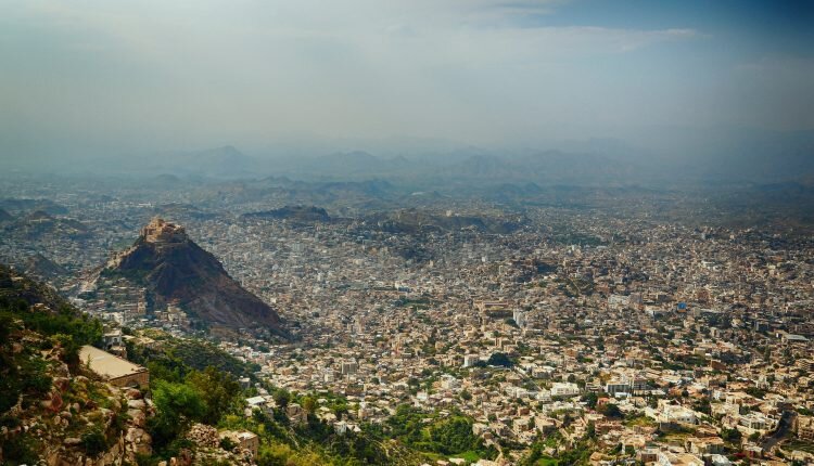 Reports of widespread defections emerge among Saudi-backed forces in Taiz