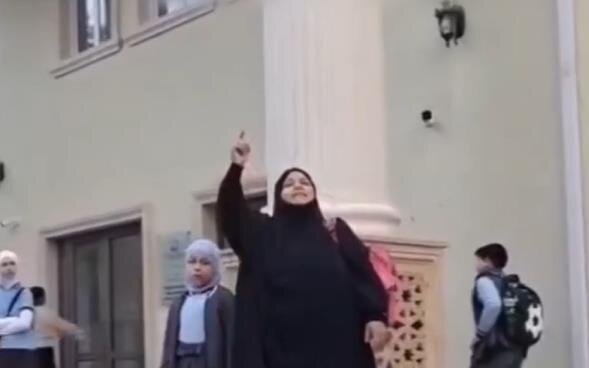 فيديو | أم أذربيجانية تحتج غاضبة على منع السلطات ابنتها من الدخول في المدرسة