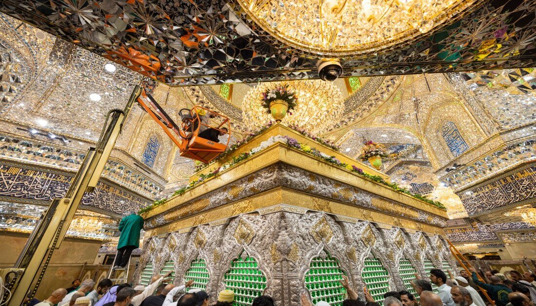 تقرير مصور/  تزيين ضريح الإمام الحسين(ع) بالورود مع ذكرى ولادة السيدة زينب الكبرى(ع)