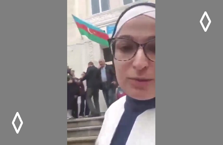 Видео \ Аспирантураны битирмиш Һиҹаблы мүәллимә 19 ил ишләдији мәктәбә бурахылмадығына ҝөрә етираз едир