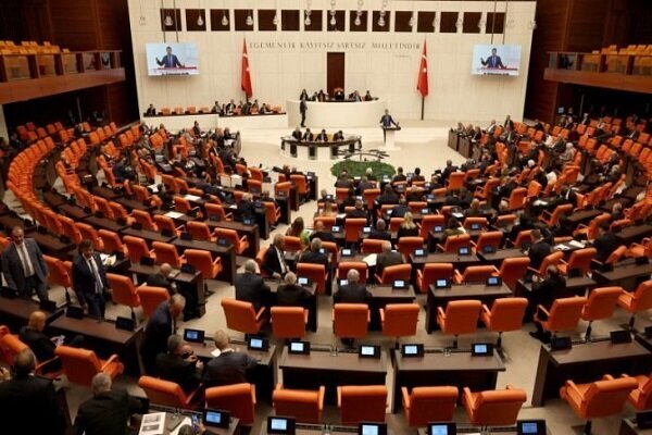 တူရကီနိုင်ငံတွင် မက္ကဟ် သဘောတူညီချက်ကို လွှတ်တော်သို့ တင်သွင်းမည်ဟု ကြေညာ၊ လွှတ်တော်အမတ်အများအပြား ကန့်ကွက်
