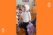 Видео \ Ушағы ҝөзүнүн габағында синифдән говулан валидејн Һиҹаб гадағасына етираз етди
