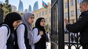 Li Bakûyê nîqaşa li ser serpoşê li deriyên dibistanan: Mafê perwerdehiyê û azadiya baweriyê li hember hev dimînin
