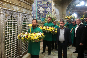 گل‌آرایی ضریح مطهر حضرت معصومه(س) در آستانه میلاد حضرت زینب(س)