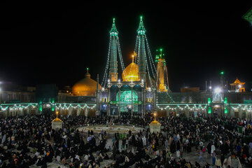 گزارش تصویری | حضور پرشور زائران در حرم بانوی کرامت در شب میلاد حضرت زینب کبری(س)
