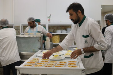 گزارش تصویری | سفره کریمانه حرم بانوی کرامت در شب میلاد دختر امیرالمؤمنین(ع)