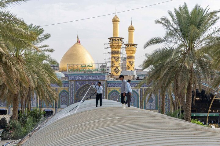 Informe fotográfico | El personal del Santuario de Al-Abbas limpia las estructuras cubiertas del patio de Bayn al-Haramayn
