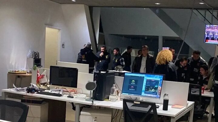Polîsan bi ser Halk TVyê de girt, weşan hat rawestandin û qeyûm hat danîn