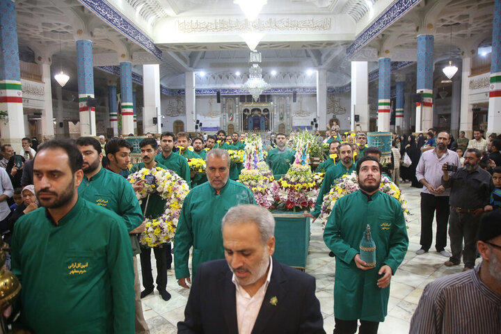 گل آرایی ضریح مطهر حرم حضرت معصومه (س) در آستانه میلاد عقیله بنی‌هاشم