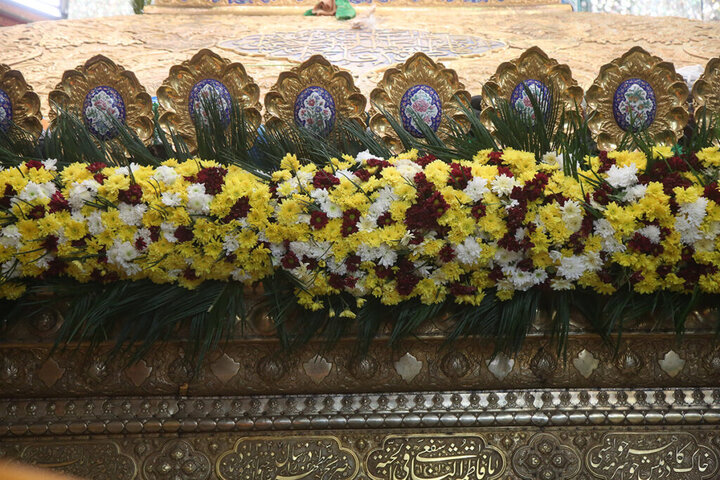 گل آرایی ضریح مطهر حرم حضرت معصومه (س) در آستانه میلاد عقیله بنی‌هاشم