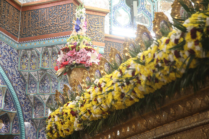 گل آرایی ضریح مطهر حرم حضرت معصومه (س) در آستانه میلاد عقیله بنی‌هاشم