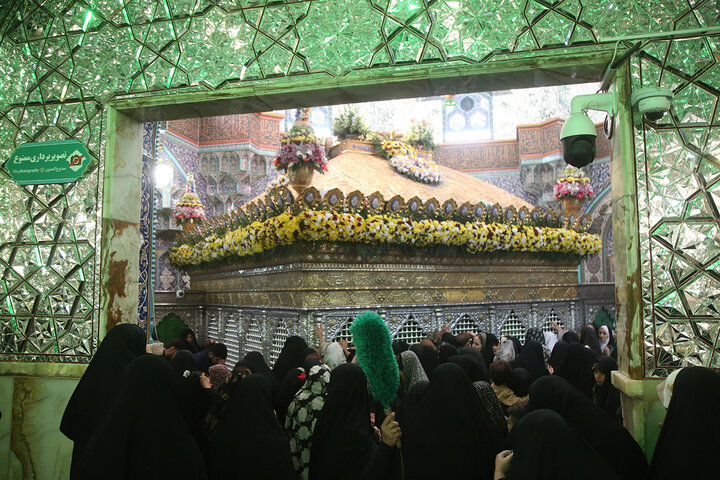 گل آرایی ضریح مطهر حرم حضرت معصومه (س) در آستانه میلاد عقیله بنی‌هاشم
