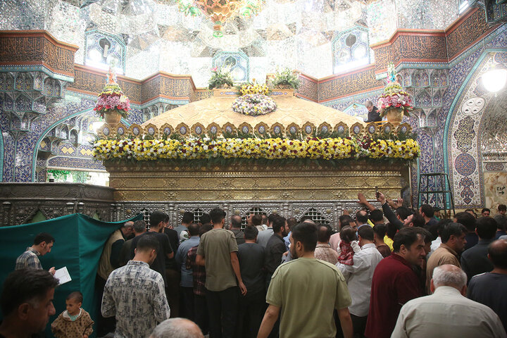 گل آرایی ضریح مطهر حرم حضرت معصومه (س) در آستانه میلاد عقیله بنی‌هاشم