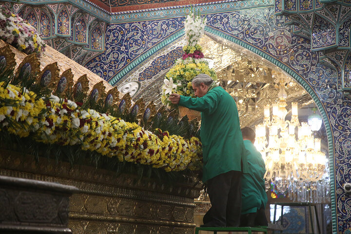 گل آرایی ضریح مطهر حرم حضرت معصومه (س) در آستانه میلاد عقیله بنی‌هاشم