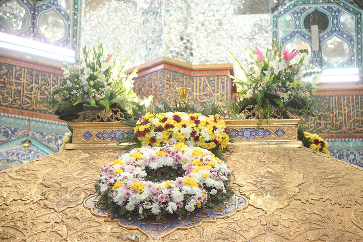 گل آرایی ضریح مطهر حرم حضرت معصومه (س) در آستانه میلاد عقیله بنی‌هاشم